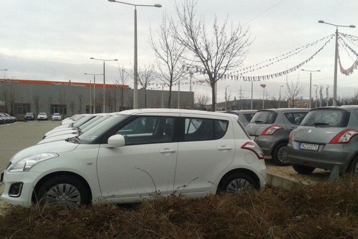 Rejtőzködő Suzukikból radaroznak a rendőrök? 21 Listaáron 3 817 000 forintba kerül a Swift 1,2 GL. Nem tudjuk, mennyiért vásárolt a rendőrség, de sokkal alacsonyabb összegből érdemes kiindulni