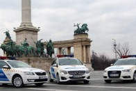 Nemrég ültünk az új Audi és Mercedes-Benz járőrautókban. Kattintsatok a képre, ha érdekel, mit tudnak a rendőrség luxusautói!
