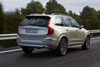 Minden irányban megnőtt az előző XC90-eshez képest az új. Dupla kör kipufogó jelzi a D5-ös dízelmotort. A hátsó lámpa maradt függőleges, a tolatólámpa csak egy apró csík