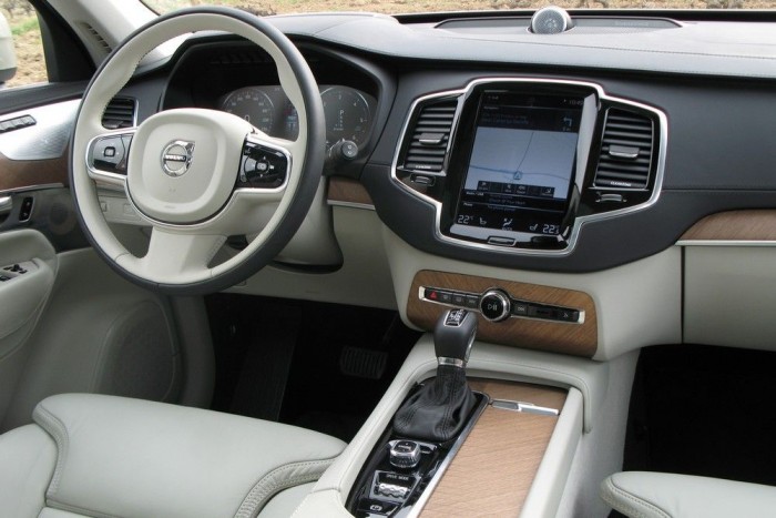 A legelegánsabb tengeri yachtok hangulatát idézi meg az utastér. A minőség is kimagasló