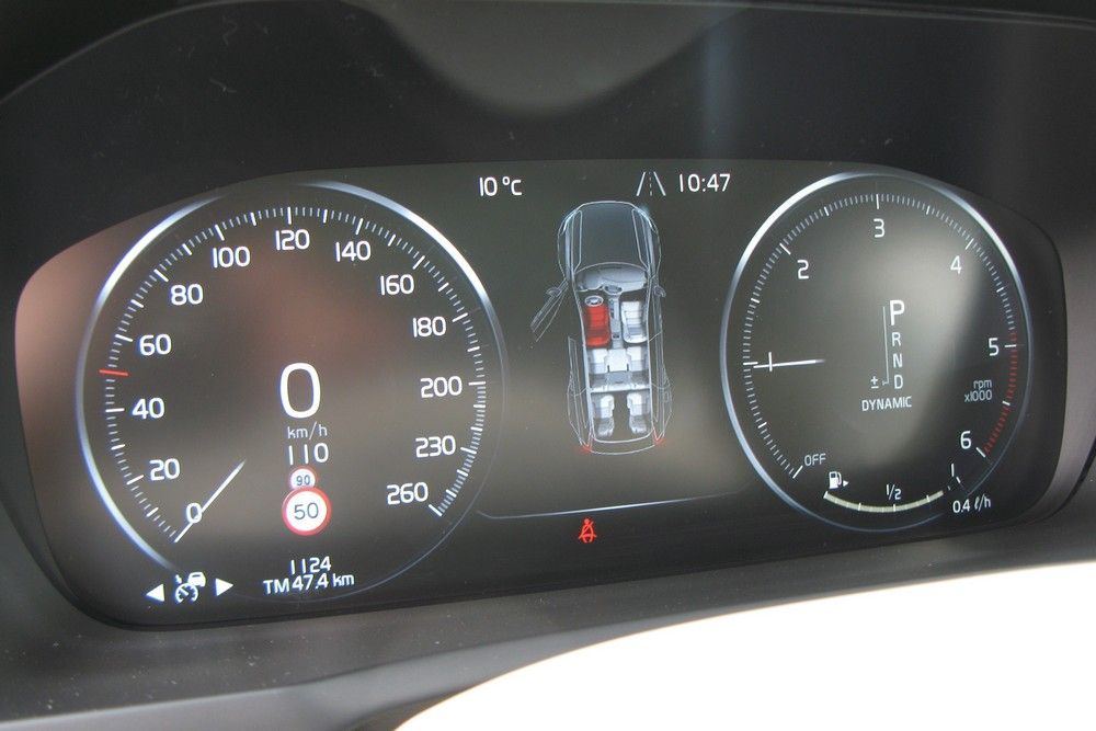 LCD műszeregység, méghozzá a D5-ös dízelé. A számok alakja a Volvo hagyományt követi. A T6-os műszeregysége piros háttérszínt kap