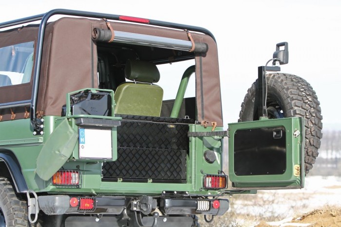 Oldalra nyíló csomagtartóajtó, mázsás pótkerékkel