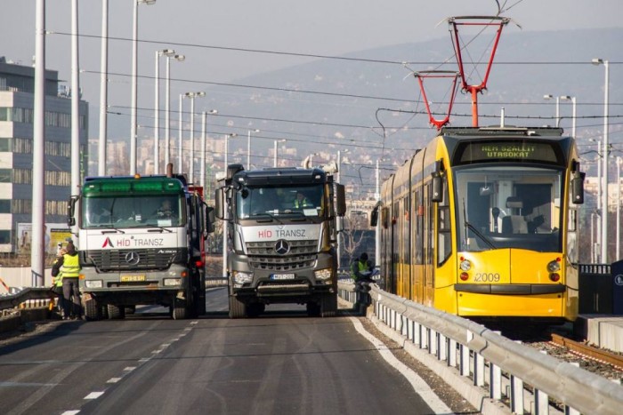 Kamionok lepték el a Rákóczi hidat 7