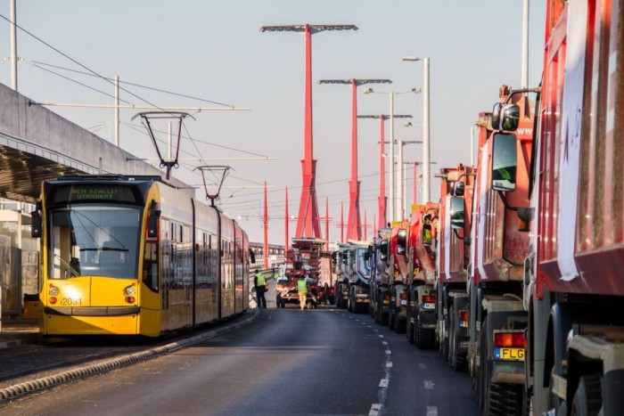 Kamionok lepték el a Rákóczi hidat 8