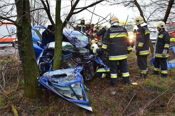Súlyos baleset a 41-esen, lezárták az utat