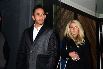 Lewis Hamilton máris fogott egy szőkét?