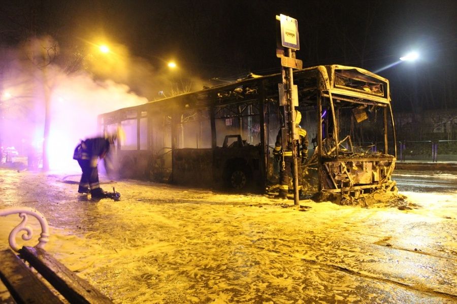 Képeken a Budapesten kiégett BKV-busz 4
