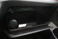 A CD-ket a kesztyűtartót kinyitva kell megetetni az autóval. Memóriakártyáról vagy a telefonról is szólhat a zene