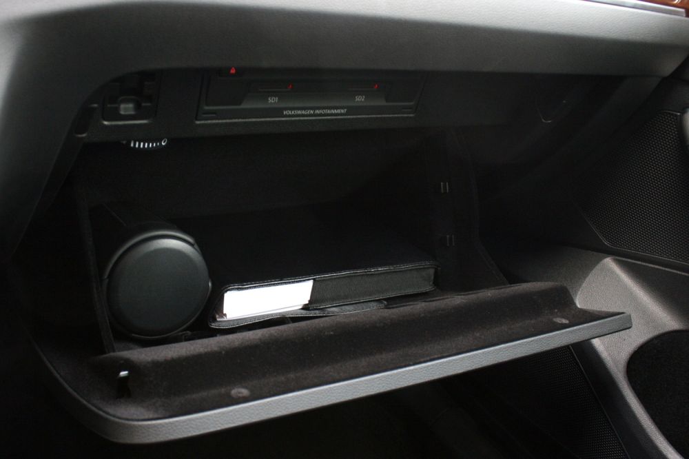 A CD-ket a kesztyűtartót kinyitva kell megetetni az autóval. Memóriakártyáról vagy a telefonról is szólhat a zene