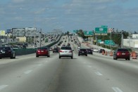 Átlagos nyüzsi csúcsidőn kívül Miami mellett. A forgalom ilyenkor jó tempóban, a megengedettnél 20-30%-kal gyorsabban, rendezetten halad