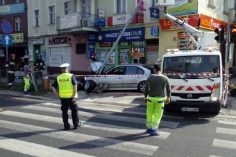 Így robbantja ki a villanyoszlopot a száguldó autós