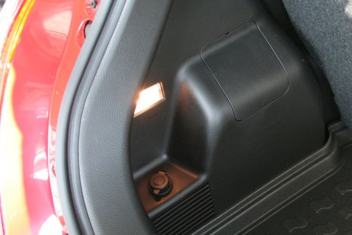 Hárommillióba kerültek a rendőrség Swiftjei 6 | Vezess Gyárilag nincs a Swiftekben csomagtéri 12 voltos csatlakozó. A traffipaxok tápellátását sejtjük a rendőrségi igény mögött