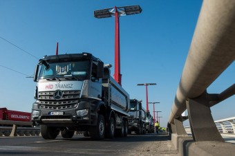 Légifelvétel a Rákóczi hidat ellepő teherautókról