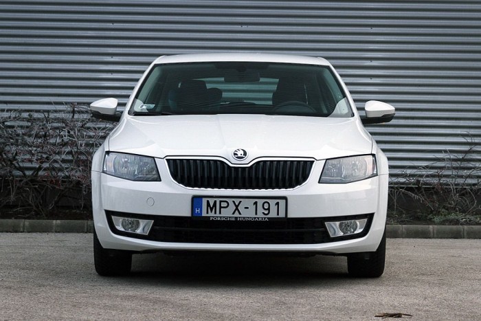 Széles, szögletes elegáns darab és innen a matricák sem látszanak