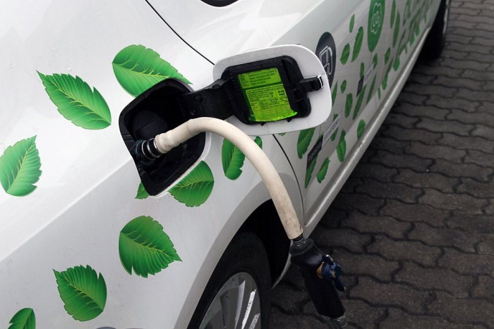 Gázt tankolni nem bonyolult, de a kútkezelő segítsége kell hozzá