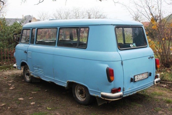 Így nézett ki eredeti állapotában. Bár kívülről egészségesnek tűnik, 2013-as felfedezésekor már erősen átrágta magát a rozsda a karosszérián