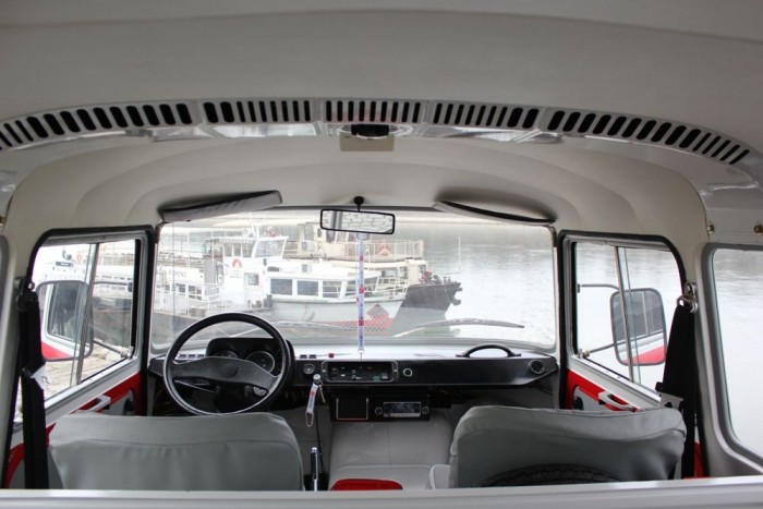 A tulajdonos messzemenően törekedett arra, hogy korhű állapotban szülessen újjá a jármű, ezért még a krómozott ajtókilincsekhez és az eredeti belső kárpitozáshoz is ragaszkodott 