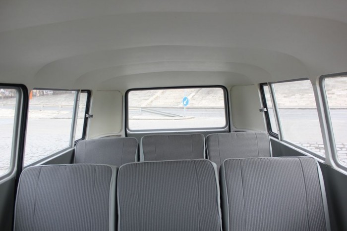 A leghátsó üléssor mögött egy kisebb csomagtartó bújik meg 