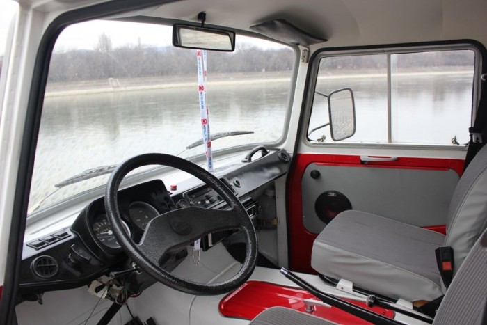 A motorblokk felett, az a kéziféknek látszó tárgy lenne a váltó 