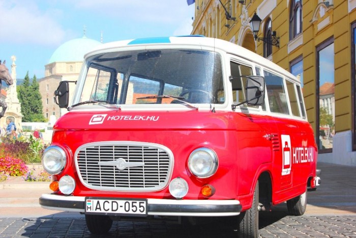 A Barkast azért újította fel tulajdonosa, hogy ezzel reklámozza májusban induló utazásfoglalós weboldalát. A képen éppen Pécsett parkol a jármű.