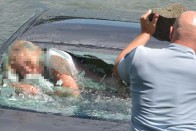 Süllyedő BMW-ből mentettek nőt a rendőrök 11