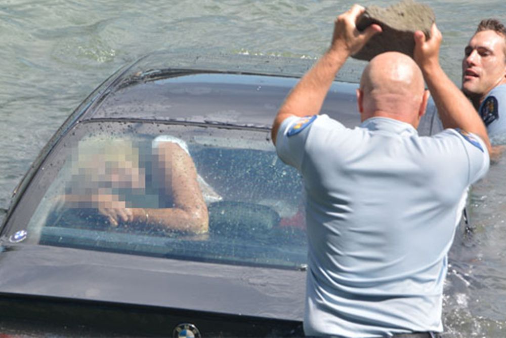 Süllyedő BMW-ből mentettek nőt a rendőrök 5