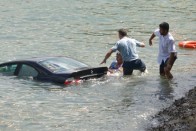 Süllyedő BMW-ből mentettek nőt a rendőrök 16