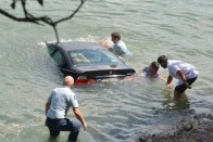Süllyedő BMW-ből mentettek nőt a rendőrök 18