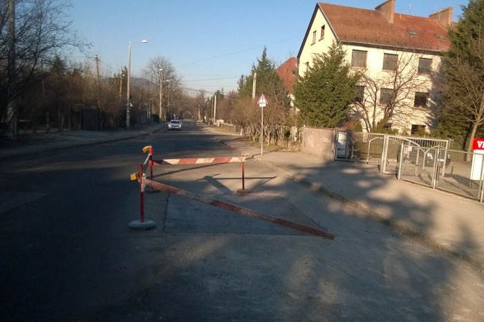 Nagyon vigyáznak az új aszfaltra 5 | Vezess Az drága szép új aszfalt, csak nehogy ráhajtson valaki! Egy hete készült el.