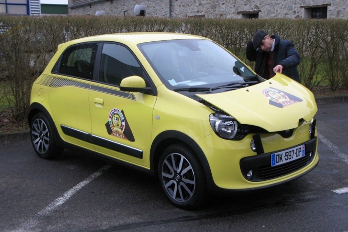 Az év legjobb autói 12 | Vezess Renault Twingo. Ajjaj, hát ez hogyan nyílik? Ráadásul motor sincs alatta...
