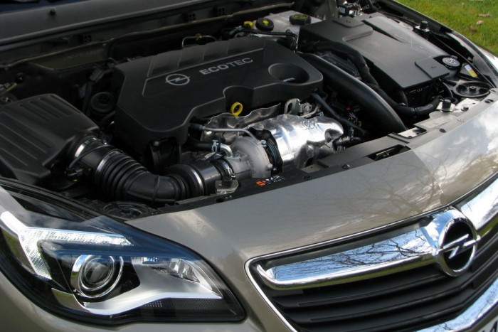 Finoman perceg, vehemensen húz, kedveli a fordulatszámot az új motor. Fajlagos teljesítménye 87 LE/liter