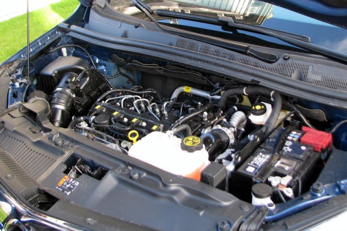 A műanyag burkolatot a szorgalmas kollégák már leszerelték a fotózáshoz. Valamivel nyersebb a 2,0 literes blokknál, de az 1,7-eshez képest síri csend árad belőle. Fajlagos teljesítménye 85 LE/liter