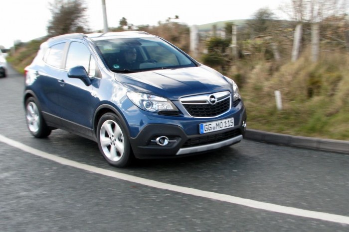 Szűk utakon szűk autó. A Mokka vállterét nőkre méretezték, az 1.6 CDTI ezzel szemben bőséges tartalékokkal bír.