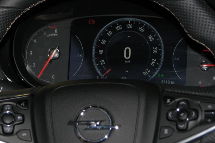 5500-tól piros a fordulatszámmérő, de ötezernél leszabályoz a vezérlés.