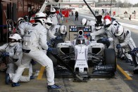 F1: A szél miatt ment falnak Alonso 154