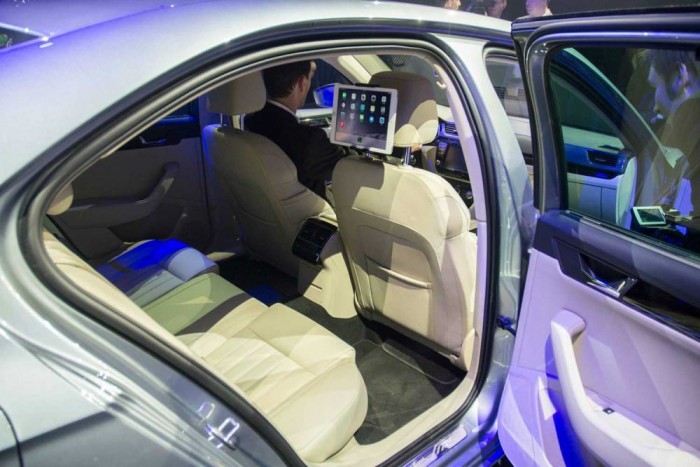 A hátsó csarnoképület, táblagép tartóval.