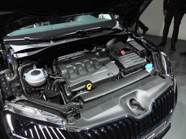 Itt már csak négyhengeres motorokat találunk, a legerősebb, 280 lóerős benzinesben sem dolgozik több dugattyú.