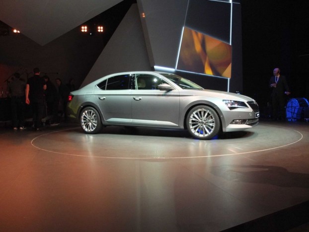 Egységesebb, markánsabb a forma, éles, tiszta vonalai, rövid túlnyúlása, hangsúlyos kerékjárati ívei magabiztos jelenséggé varázsolják az új Superb generációt