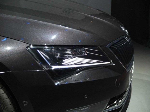 Innen látszik igazán, mi teszi egyedivé a Superb első fényszóróit. A nappali LED menetfény térben elhelyezve világít, mögötte látszik a cseh kristályt idéző formai megoldás.