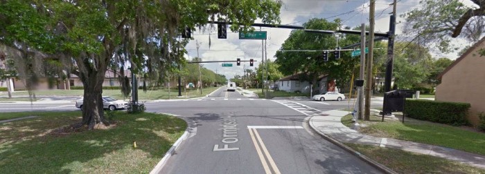 A kereszteződés, ahol az incidens történt. Balra is, jobbra is egy templom áll a sarkon.