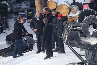 Autós kaszkadőrbaleset a James Bond-film forgatásán