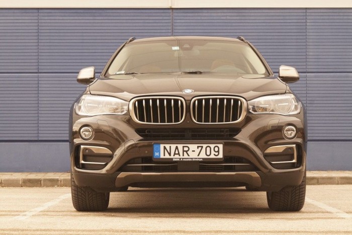 Takaroggyá' mer' erősebb vagyok, üzeni a BMW X6 minden eleganciát nélkülöző pofája
