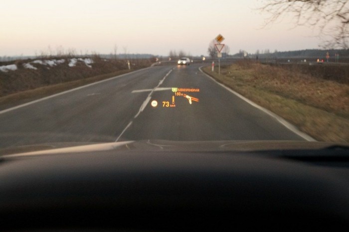 A HUD helyes kis zöld táblával jelzi az út számát is, amire rá kell kanyarodnunk