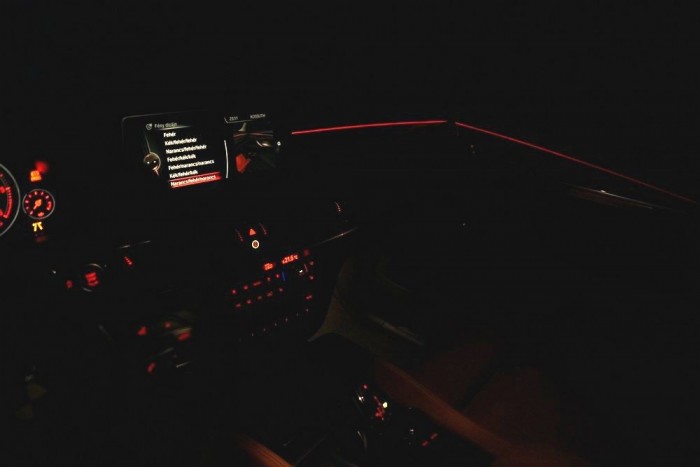 Éjjeli lightshow: narancsszín hangulat