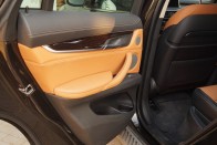 Az agyonlakkozott fa, narancssárga bőr, matt alumínium ízléstelen kombinációja kiválóan illik az autó imidzséhez