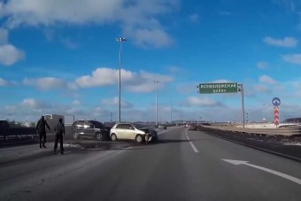 Aki az autópálya közepén ácsorog, az meghal