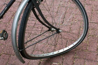 Rönkfával teli kamion hajtott át a bringáson