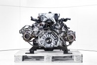 V8 McLaren P1