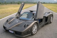 Karbon-kevlár karosszériás szupersportkocsi (Simbol Design Lavazza GTX-R V12)