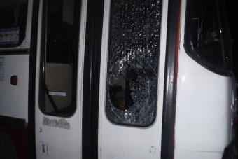A nap képe: ököllel zúzta be a busz ablakát